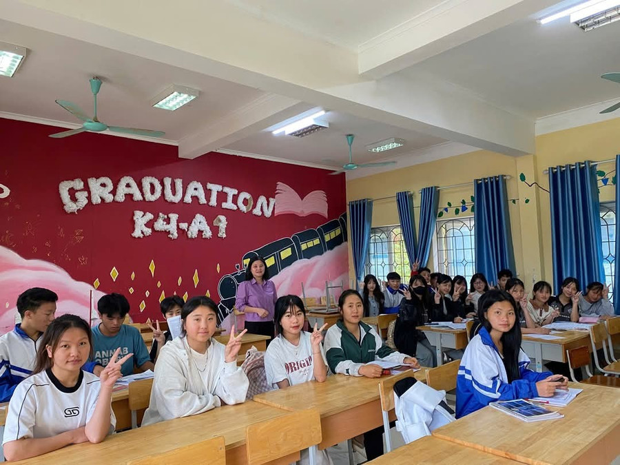 Các em học sinh Trường THCS&THPT Púng Luông được giáo viên Trường THPT Lý Thường Kiệt hỗ trợ ôn tập. 1000033414.jpg