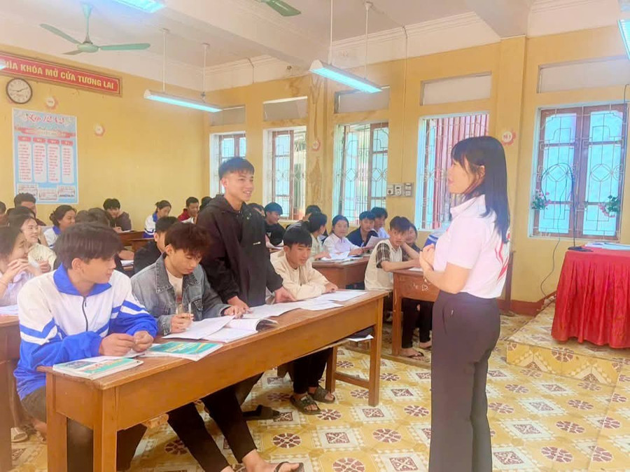 Những tiết học tâm huyết được cô giáo chia sẻ với học sinh vùng cao. 1000033433.jpg