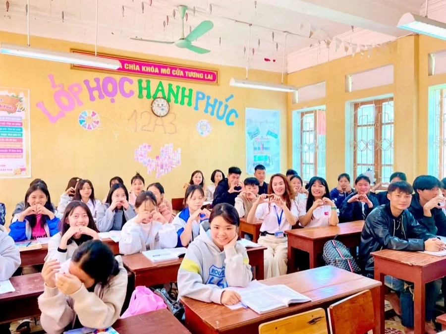 Cô giáo Trường THPT Nguyễn Huệ với học sinh Trường THPT Mù Cang Chải.