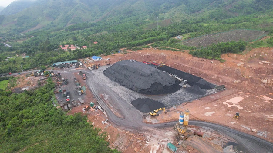 Bãi san hạ tải than của Công ty TNHH Nam Tiến ở thôn A Đeng (xã A Ngo) thường xuyên bị người dân phản ánh gây ô nhiễm.