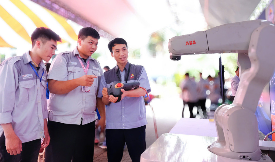 Sinh viên Trường Cao đẳng Công nghiệp Bắc Ninh tiếp cận mô hình học tập của Đức. chuyen-xe-huong-nghiep-1.jpg