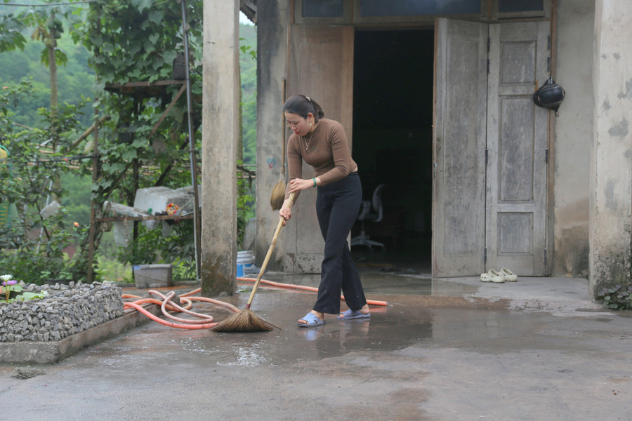 Hàng ngày, chị Linh quét dọn nhiều lần vẫn không ngăn được bụi than. quang-tri-bui-than-bua-vay-truong-hoc-len-loi-vao-khu-dan-cu-4.jpg