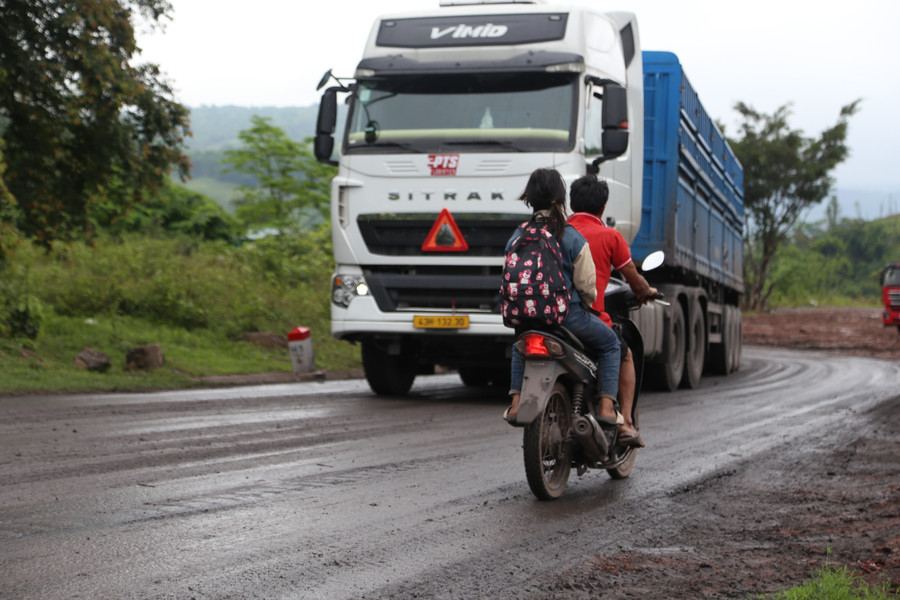 Vào ngày mưa, phương tiện chở than kéo theo bùn gây trơn trượt, nguy hiểm. quang-tri-bui-than-bua-vay-truong-hoc-len-loi-vao-khu-dan-cu-3.jpg