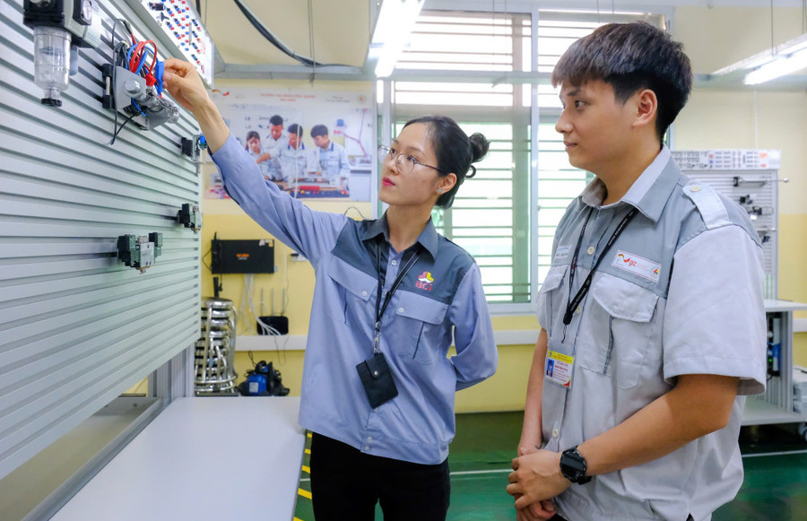 Sinh viên Trường Cao đẳng Công nghiệp Bắc Ninh. chuyen-xe-huong-nghiep-2.jpg