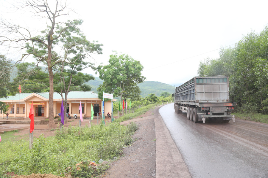 Hoạt động chở than gây ảnh hưởng đến học sinh tại nhiều điểm trường nằm trên Quốc lộ 15D. quang-tri-bui-than-bua-vay-truong-hoc-len-loi-vao-khu-dan-cu-5.jpg