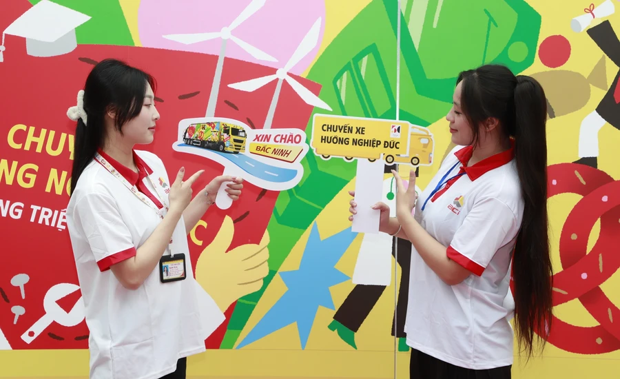 Sinh viên hào hứng khám phá cơ hội học tập, việc làm tại “chuyến xe hướng nghiệp Đức”.