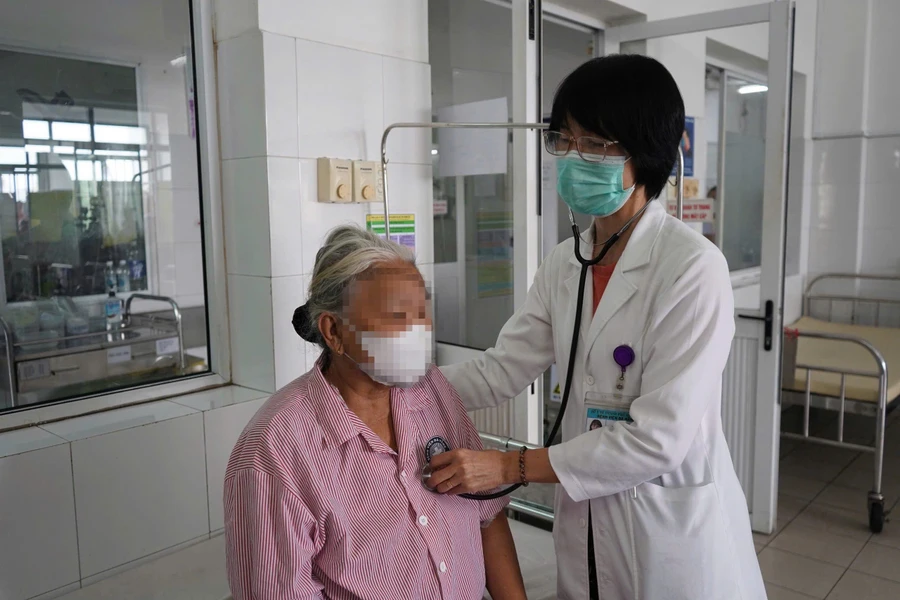 Bác sĩ thăm khám cho cụ bà.