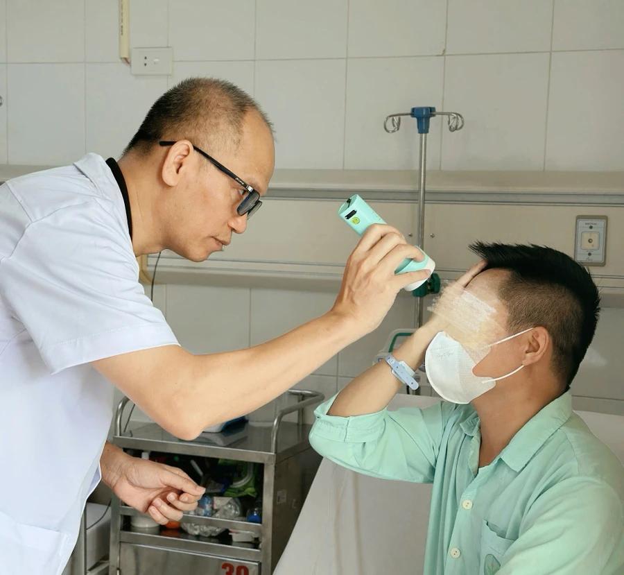 PGS.TS Nguyễn Hồng Hà khám lại cho người bệnh. Ảnh: BVCC