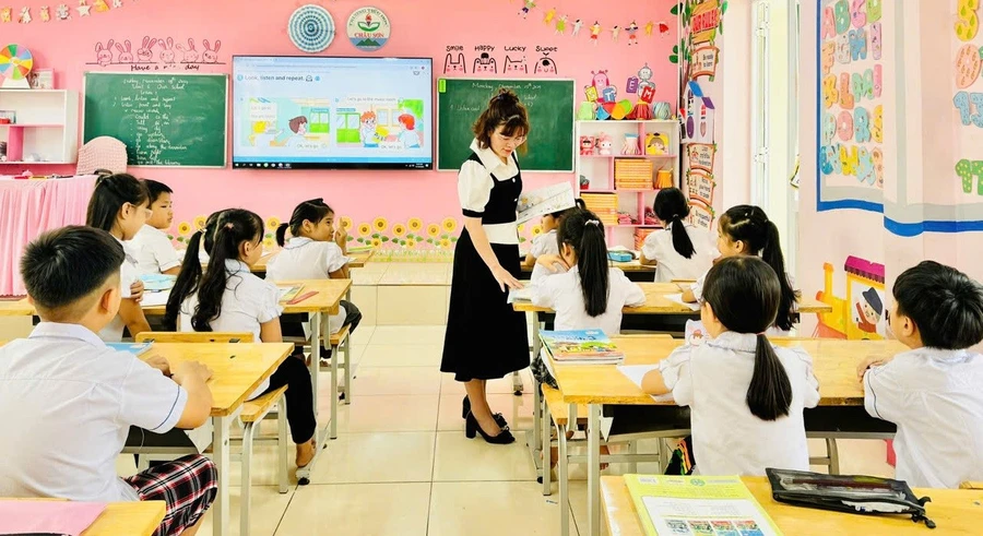 Cô trò Trường Tiểu học Châu Sơn (Ba Vì, Hà Nội). Ảnh: NTCC