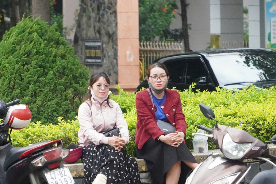 Phụ huynh ngồi đợi con em của mình hoàn thành bài thi môn Ngữ văn. z6662447814982-b15803024a16ff9c8f74fb9b385df886.jpg