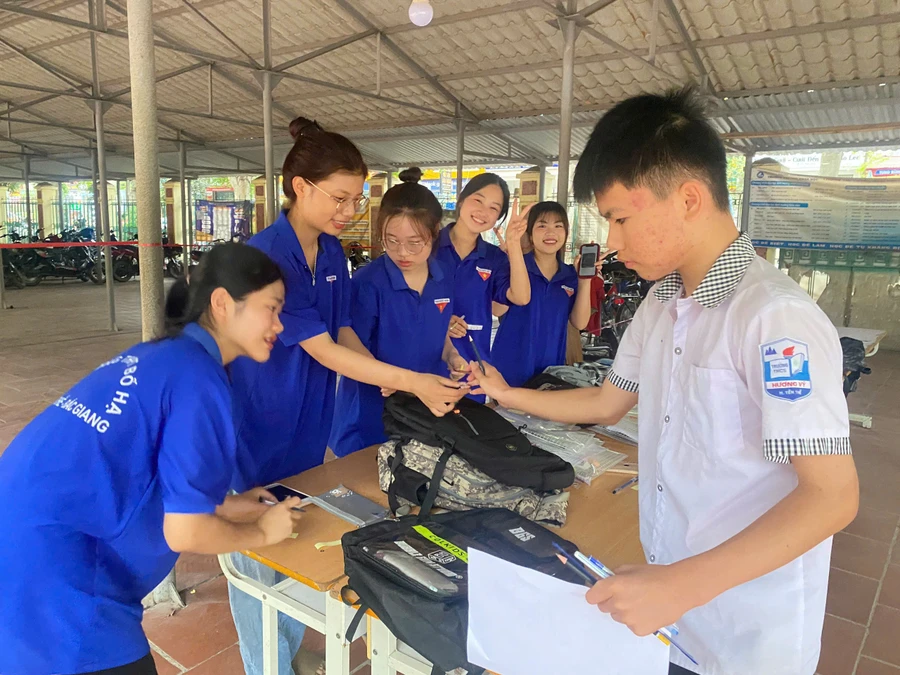 Thanh niên tình nguyện hỗ trợ, động viên thí sinh tại các điểm thi Trường THPT Bố Hạ.