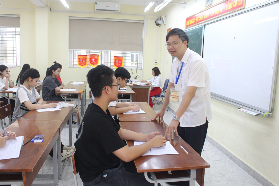 Giám đốc Sở Giáo dục và Đào tạo Thái Nguyên Nguyễn Ngọc Tuân mong muốn các thí sinh bình tĩnh, tự tin và đạt kết quả cao tại Kỳ thi quan trọng này.(Ảnh trước giờ thi). img-2122.jpg