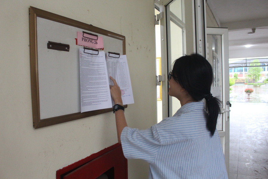 Thí sinh kiểm tra số báo danh trước khi vào phòng thi. img-2093.jpg