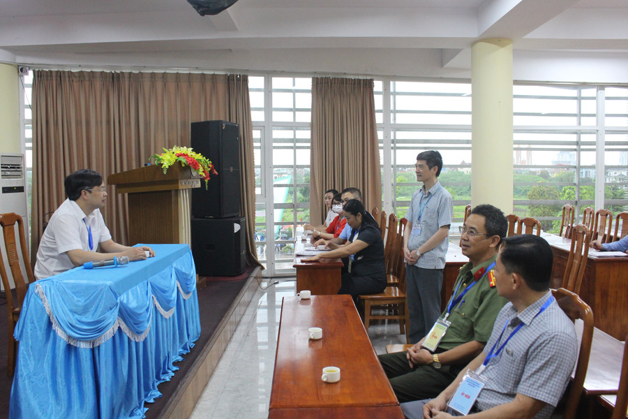 Đoàn công tác của Ban Chỉ đạo tổ chức các kỳ thi tỉnh Thái Nguyên kiểm tra công tác chuẩn bị tại điểm thi Trường THPT Chuyên Thái Nguyên. img-2102.jpg