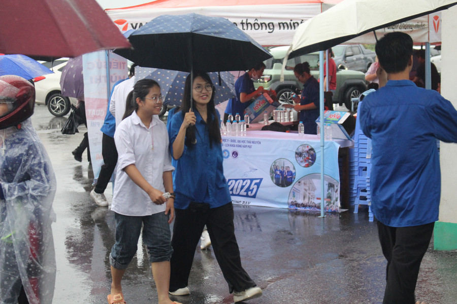 Đội sinh viên tình nguyện Trường THPT Chuyên Thái Nguyên hỗ trợ các thí sinh di chuyển đến phòng thi. img-2088.jpg