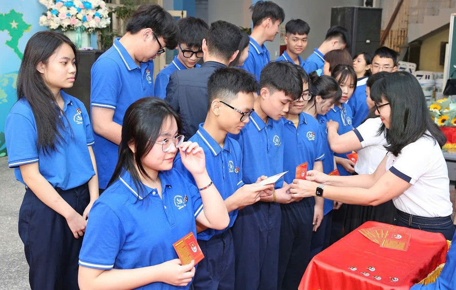 Học sinh Trường THCS Chương Dương (Hoàn Kiếm, Hà Nội) trong lễ kết nạp Đoàn năm học 2024 - 2025. Ảnh: Khôi Nguyên du-kien-bo-quy-dinh-hoc-vuot-lop-3.jpg