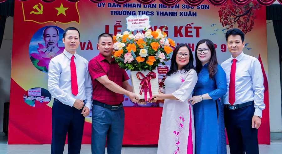 Bà Tạ Thị Thanh Bình (thứ 3 từ phải sang) - Hiệu trưởng Trường THCS Thanh Xuân (Sóc Sơn, Hà Nội). Ảnh: Khôi Nguyên du-kien-bo-quy-dinh-hoc-vuot-lop-2.jpg