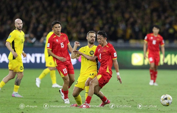 Những sai lầm đáng tiếc dẫn tới những bàn thua cũng ảnh hưởng tới tinh thần và lối chơi của tuyển Việt Nam. Ảnh: VFF