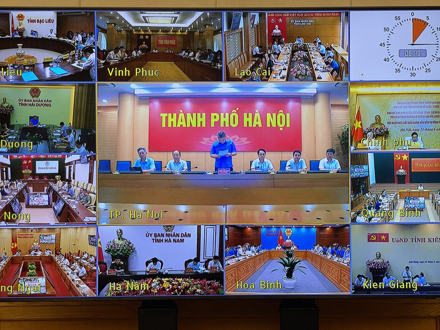 Lãnh đạo TP. Hà Nội báo cáo tại phiên họp. Ảnh: VGP