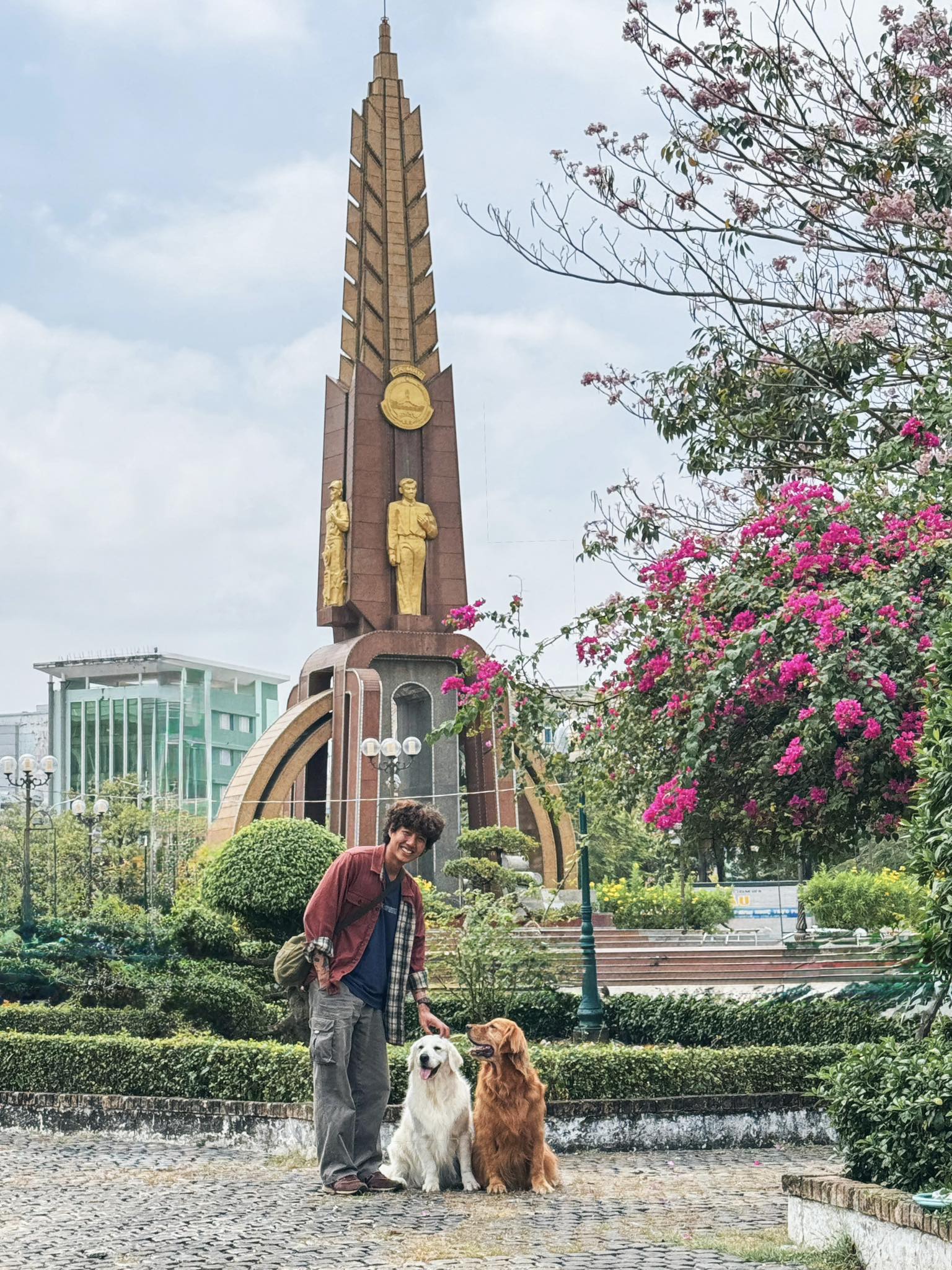 Cuối tháng 3, Thạch Thanh Bình (1995) quê Sóc Trăng, chủ tiệm ảnh và cà phê ở Đà Lạt, gói ghém đồ đạc lên một chiếc xe van nhỏ cùng hai chú chó golden tên Bông, Bụp thực hiện chuyến xuyên Việt. Hành trình khởi đầu từ cực nam Tổ Quốc là Cà Mau, hướng dọc theo các tỉnh ven biển ra phía Bắc. Chuyến đi sau đó có hai người bạn hỗ trợ và đồng hành là Đạt và Ngọc, hiện tại cả 5 thành viên vẫn rong ruổi trên những cung đường ở miền Bắc.