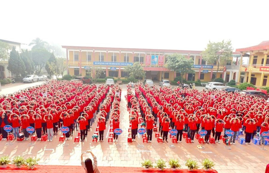 Cảnh quan sư phạm trường THCS Hùng Lô khang trang, sạch đẹp.