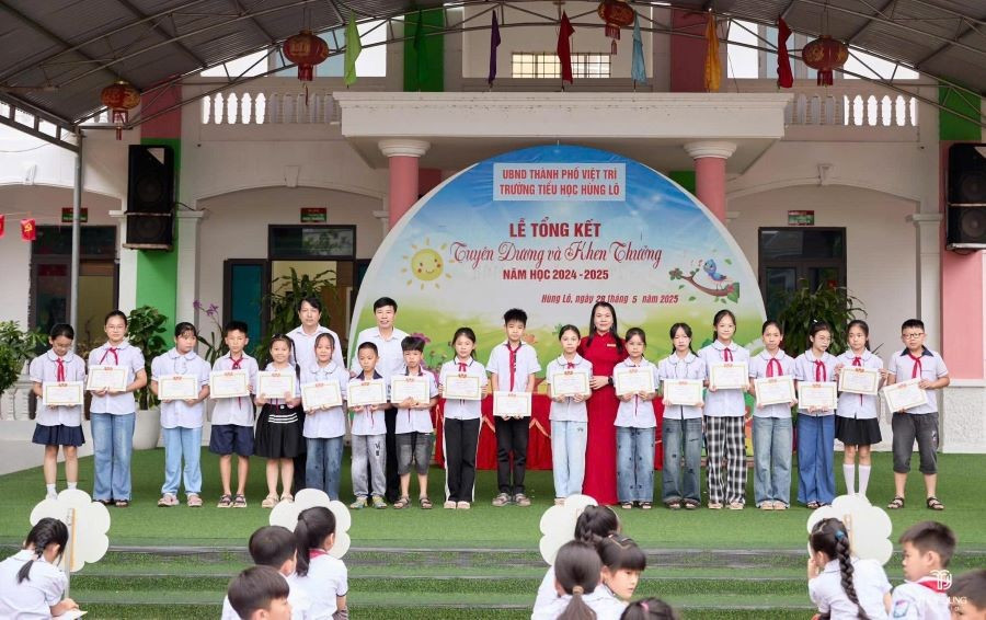 Trường Tiểu học Hùng Lô trao thưởng cho các học sinh. th-1.jpg