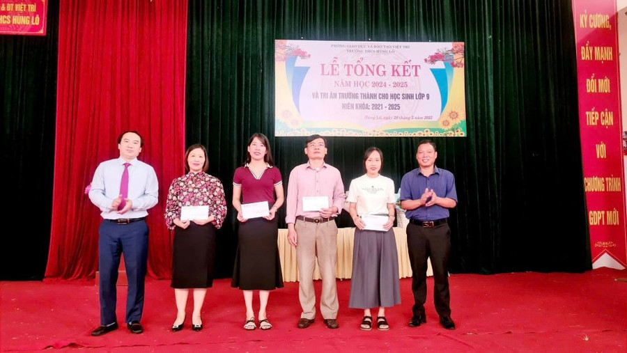 Trường THCS Hùng Lô trao thưởng các thầy cô giáo. thcs-1.jpg