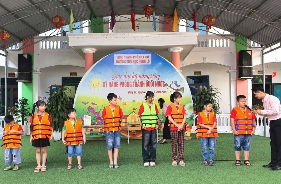 Trường Tiểu học Hùng Lô giáo dục kỹ năng sống, kỹ năng phòng tránh đuối nước cho học sinh. th-2.jpg
