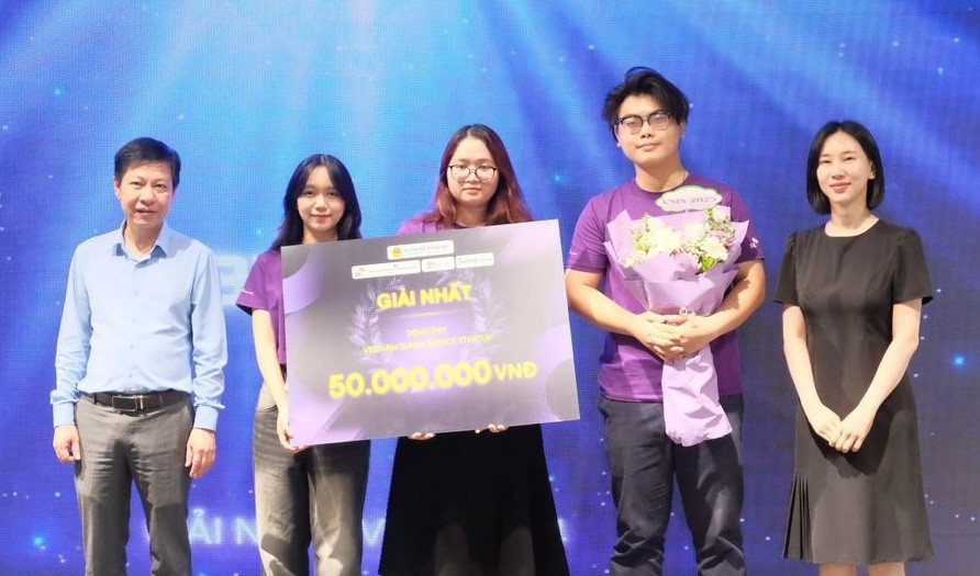 Nhóm BINKS sinh viên Đại học Đà Nẵng đạt giải Nhất, được nhận vốn mồi từ Chương trình Hỗ trợ sinh viên tăng tốc khởi nghiệp tạo tác động xã hội của Bộ GD&ĐT nhom-binks-sv-dh-da-nang.jpg