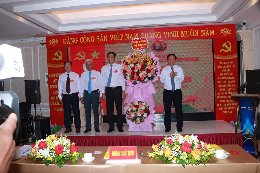Lãnh đạo tỉnh Thái Bình tặng hoa chúc mừng Quản lý KKT và các KCN tỉnh Thái Bình tại  Đại hội Đảng bộ Ban Quản lý KKT và các KCN tỉnh Thái Bình nhiệm kỳ 2025-2030