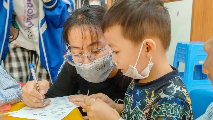 Minh Phương trong một hoạt động cùng các thành viên Dự án The Blouse tại Viện Huyết học và Truyền máu Trung ương. Ảnh: NVCC. theblouse-2.jpg