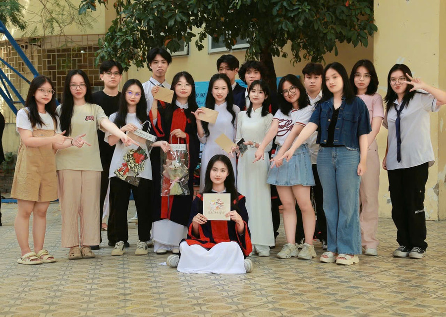 Minh Phương (ngồi) và các bạn trong Dự án The Blouse của trường. Ảnh: NVCC. chuyen-2.jpg