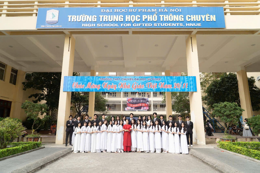 Cô Vũ Thúy Mây và các em học sinh lớp 12A4, Trường THPT chuyên Sư phạm năm học 2024-2025. Ảnh: NTCC. chuyen-1.jpg