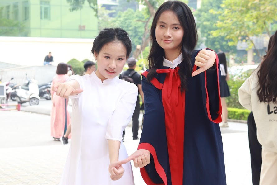 Nữ sinh Đào Minh Phương (phải) và bạn thân cùng học tại Trường THPT chuyên Sư phạm. Ảnh: NVCC.