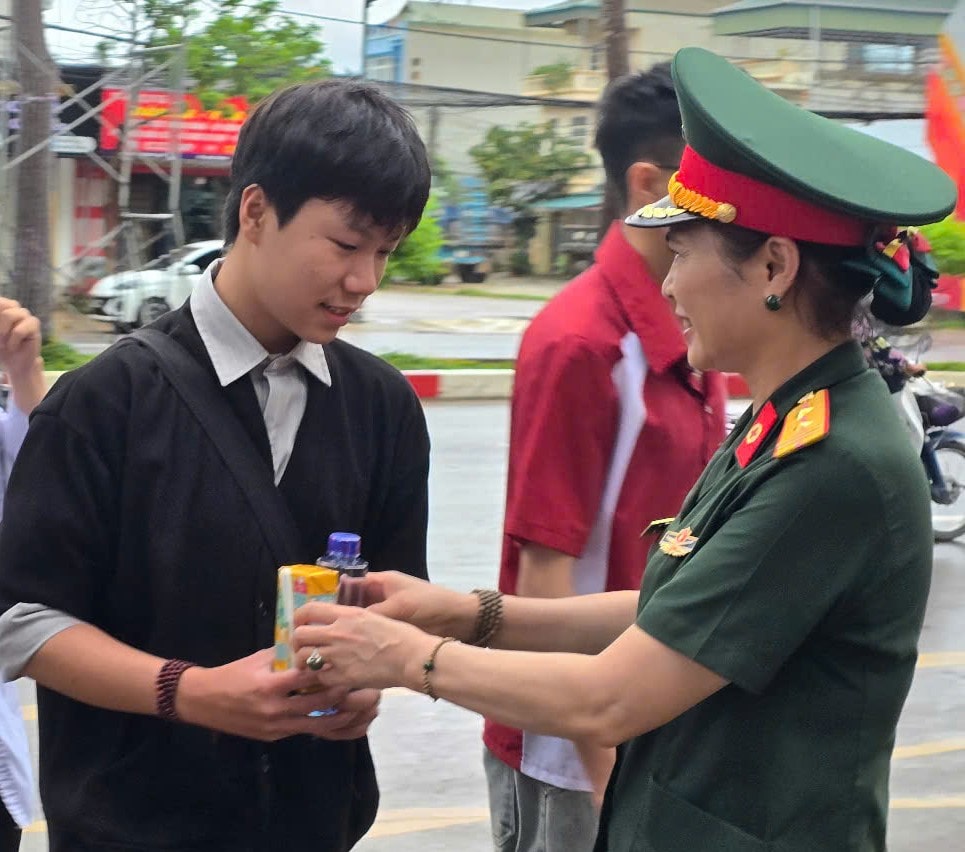 Các thí sinh được phát nước uống miễn phí tại các điểm thi. Ảnh: Nguyễn Trường