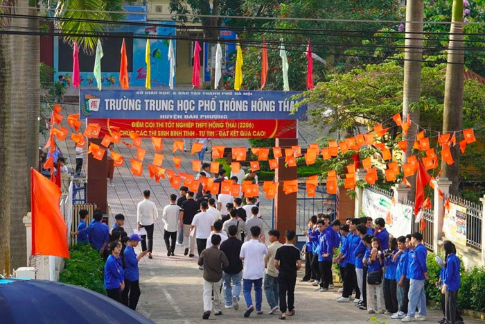 Thí sinh tự do thi ở điểm thi Trường THPT Hồng Thái (Đan Phượng). Ảnh: Văn Cương
