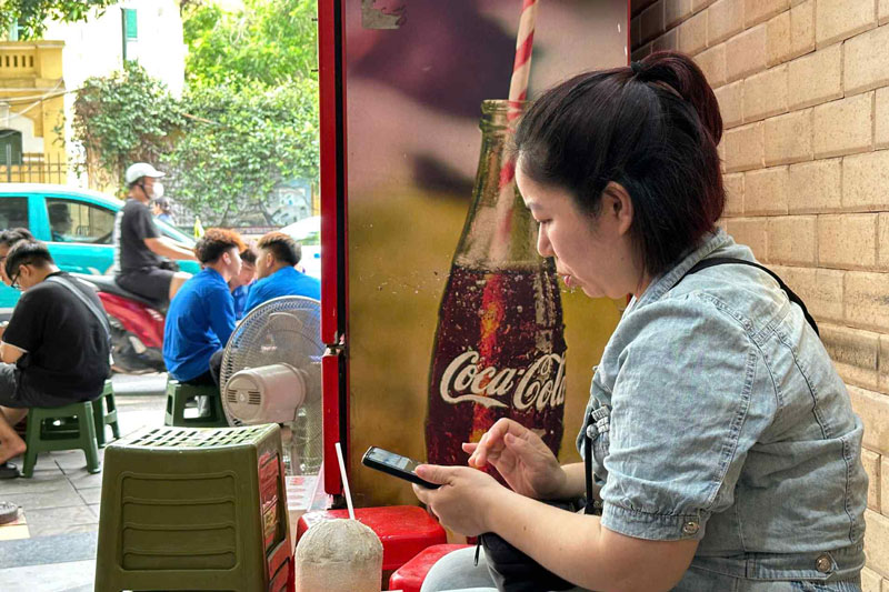 Phụ huynh đợi con trước cổng trường thi. Ảnh: Anh Đức