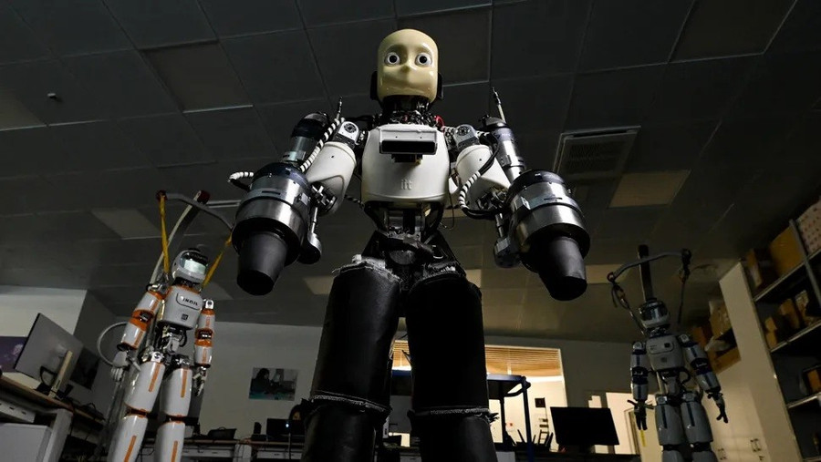 lan-dau-tien-robot-hinh-nguoi-bay-len-bang-4-dong-co.jpg