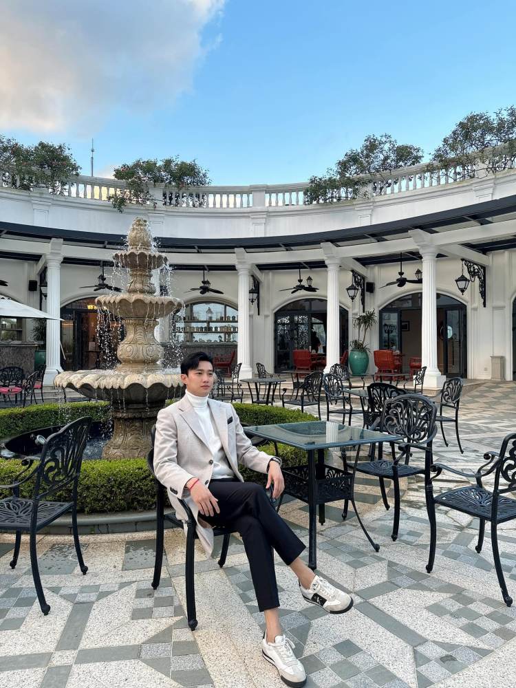 Diễn viên Quốc Trường chia sẻ cuộc sống sang chảnh, giàu có trên trang cá nhân. Ảnh: Nhân vật cung cấp