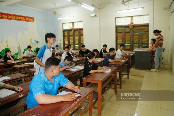Thí sinh làm thủ tục dự thi tại điểm thi Trường THPT Thanh Chăn. Ảnh: Quang Đạt