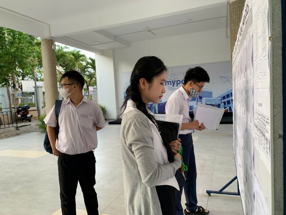 Thí sinh Đặng Yến Linh, có mặt tại điểm thi Trường THPT Phan Châu Trinh (quận Hải Châu, TP Đà Nẵng) lúc 5h30 sáng. Ảnh: Thanh Huyền