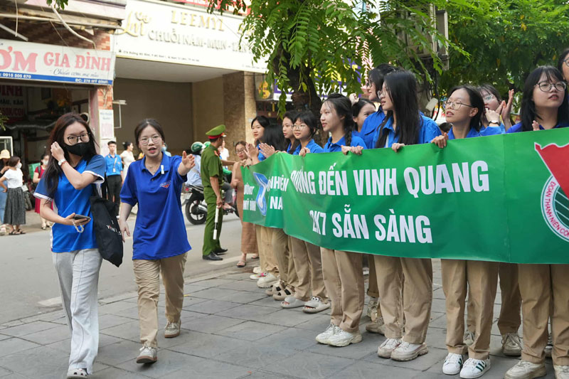 Thí sinh dự thi tại điểm thi trường THPT Mỹ Đình. Ảnh: Hữu Chánh