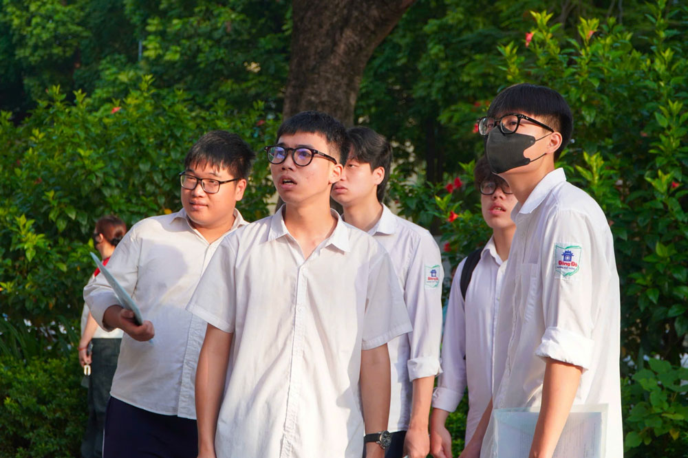 Thí sinh thi tại điểm Trường THCS Chu Văn An. Ảnh: Anh Đức