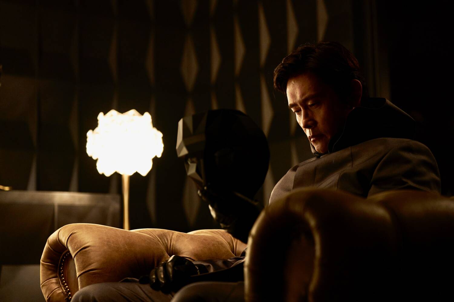 Phần 3 tìm hiểu sâu hơn về nhân vật “Front Man” do Lee Byung Hun thủ vai. Ảnh: Netflix