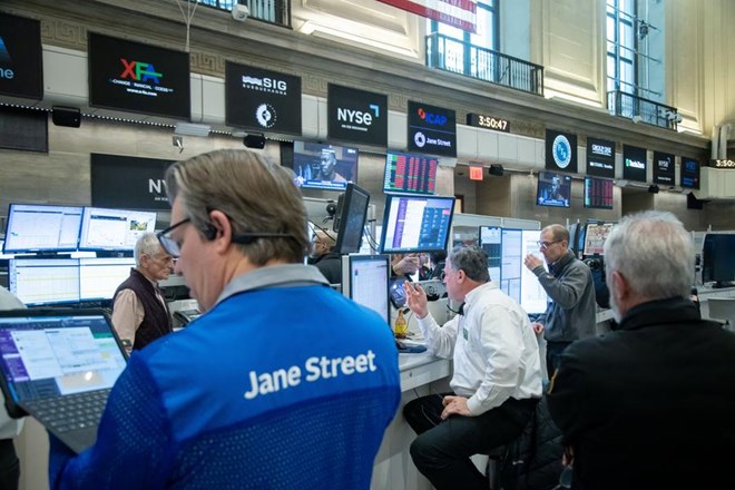Phố Wall vỡ òa vì thỏa thuận thương mại Việt-Mỹ, Nasdaq lập kỷ lục, Tesla thăng hoa