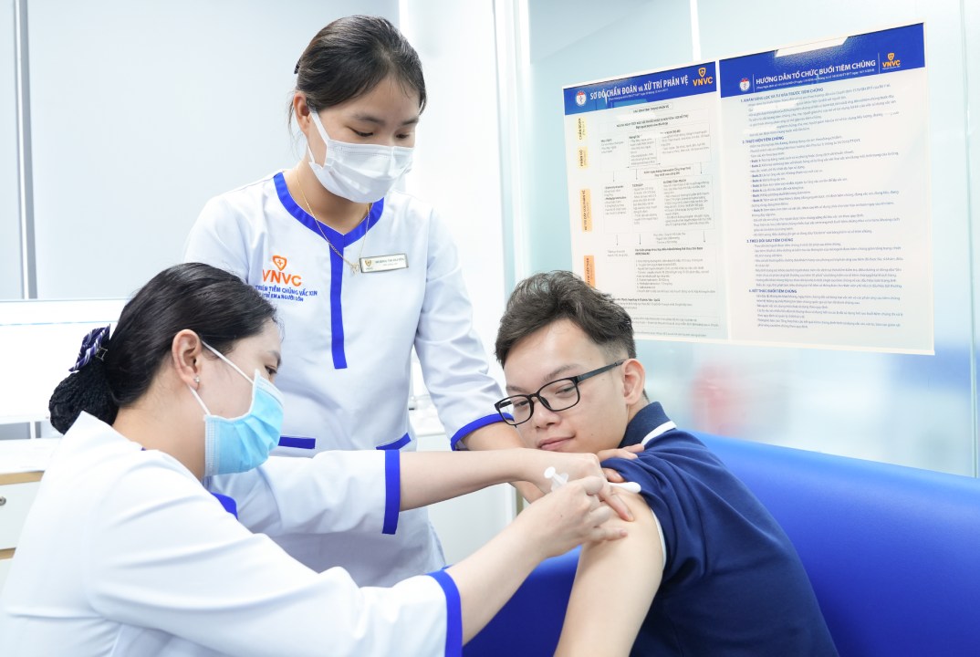 Nam thanh niên đến trung tâm tiêm chủng VNVC tại Hà Nội tiêm vaccine não mô cầu thế hệ mới MenACYW khi vừa ra mắt. Ảnh: Mộc Thảo