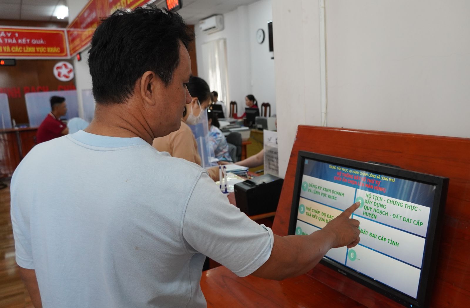 Người dân đăng ký thủ tục hành chính công thông qua hệ thống điện tử tại xã Long Phú, TP Cần Thơ. Ảnh: Phương Anh