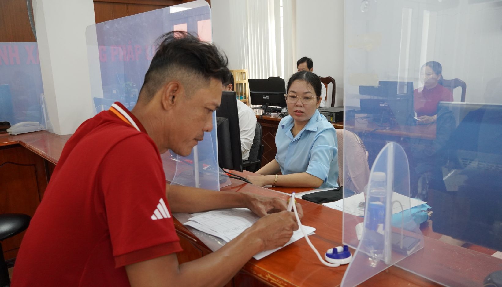 Người dân thực hiện thủ tục hành chính tại Trung tâm phục vụ hành chính công xã Long Phú, TP Cần Thơ. Ảnh: Phương Anh