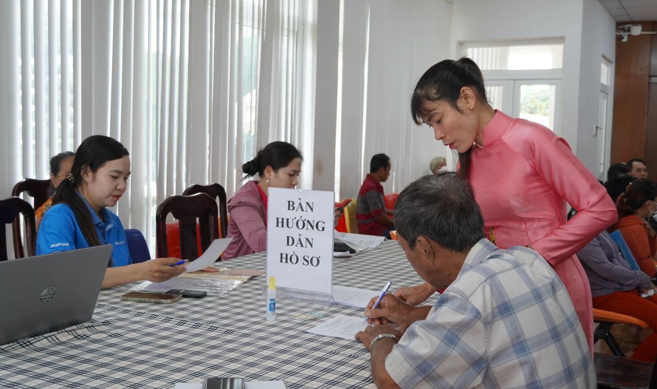 Cán bộ hướng dẫn người dân thực hiện các thủ tục hành chính. Phương Anh