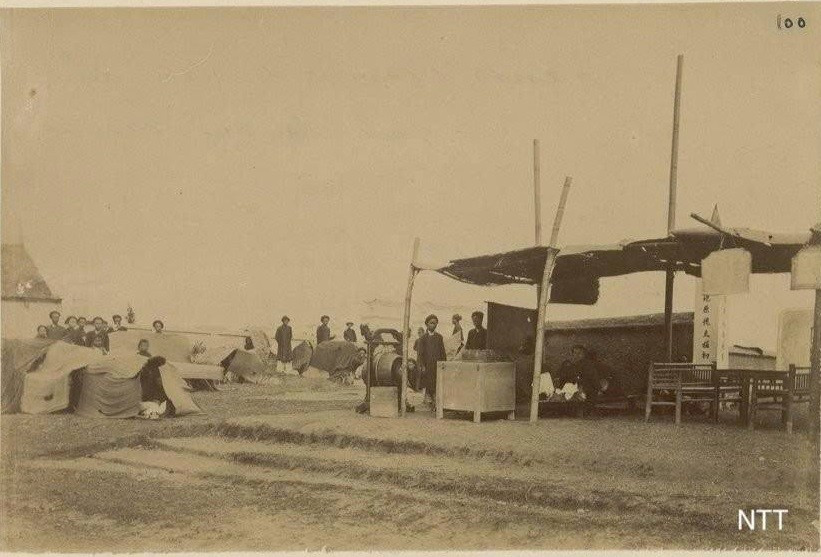 Hình ảnh đánh trống thu quyển tại trường thi Hương ở Nam Định năm 1892 - năm Nguyễn Thượng Hiền đỗ Hoàng giáp.